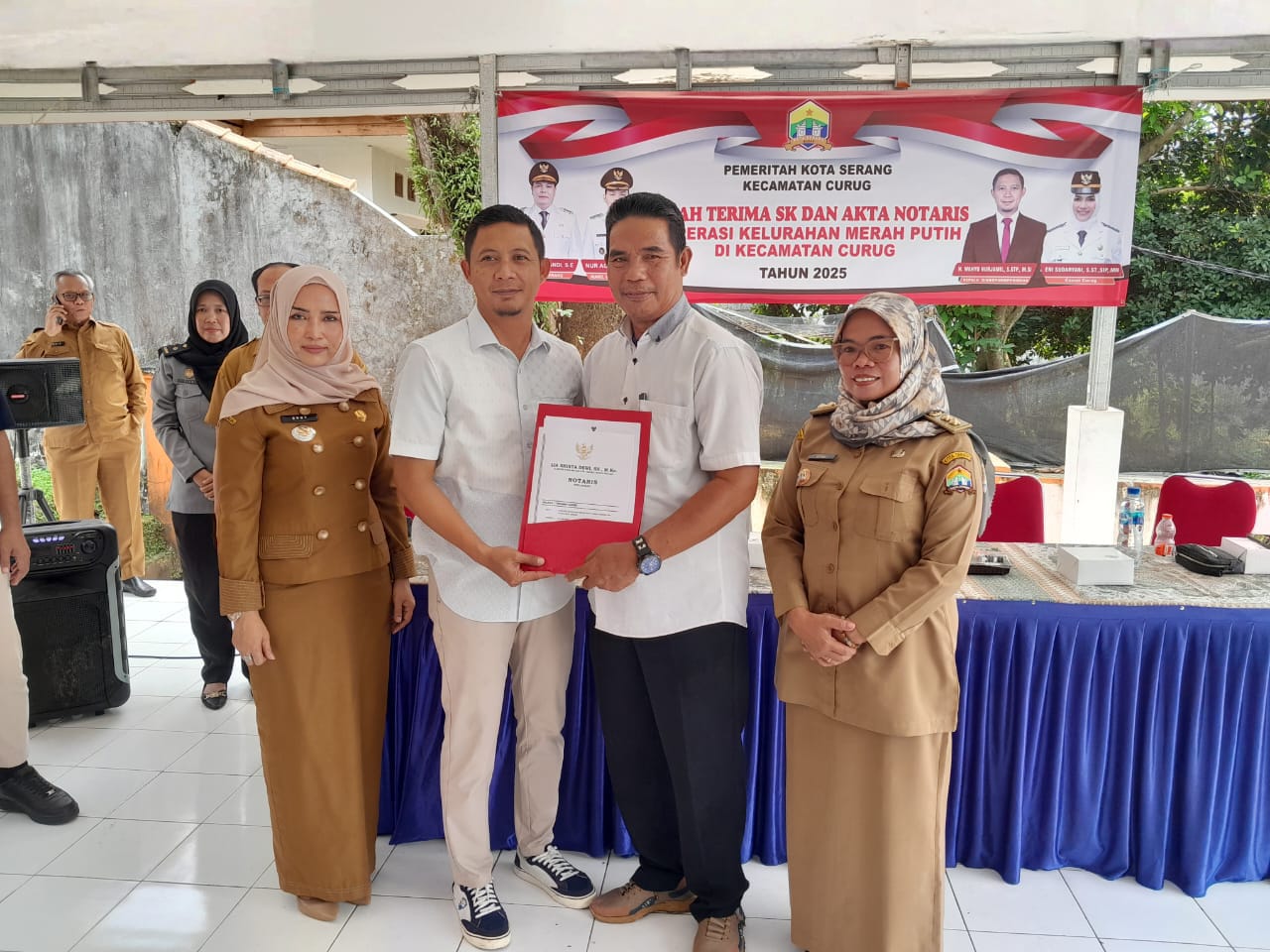 Serah Terima Surat Keputusan (SK) dan Akta Notaris Koperasi Merah Putih Kelurahan Curug