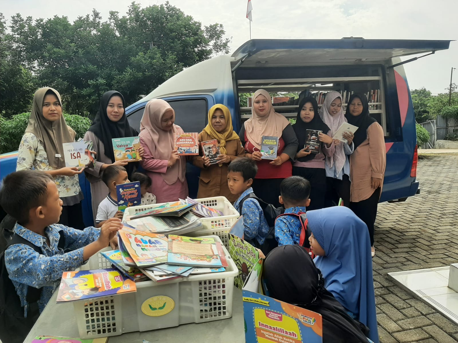 Perpustakaan Keliling Hadir di Kelurahan Curug