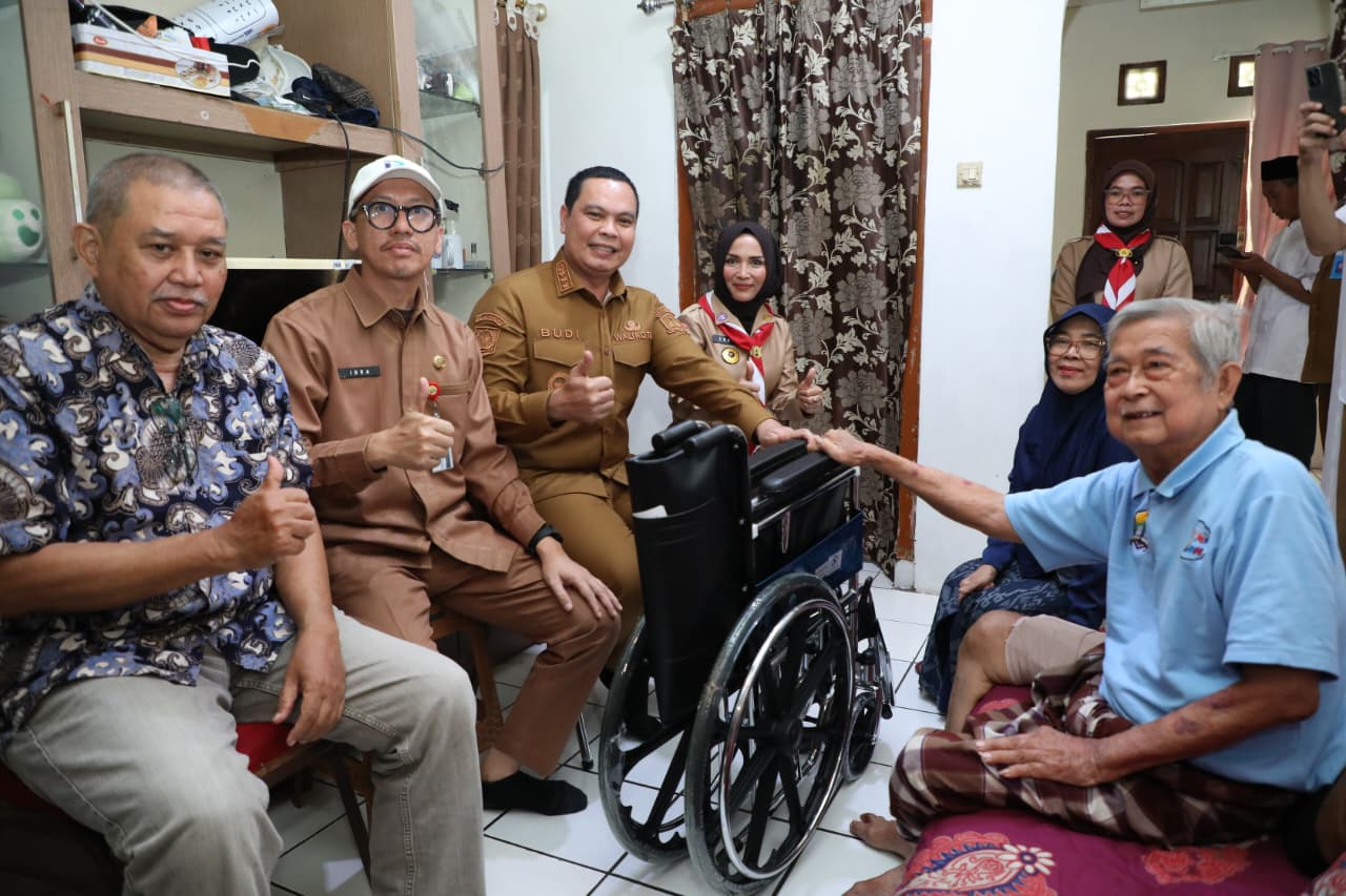 Wali Kota Serang Serahkan Bantuan Kursi Roda kepada Warga Kelurahan Curug